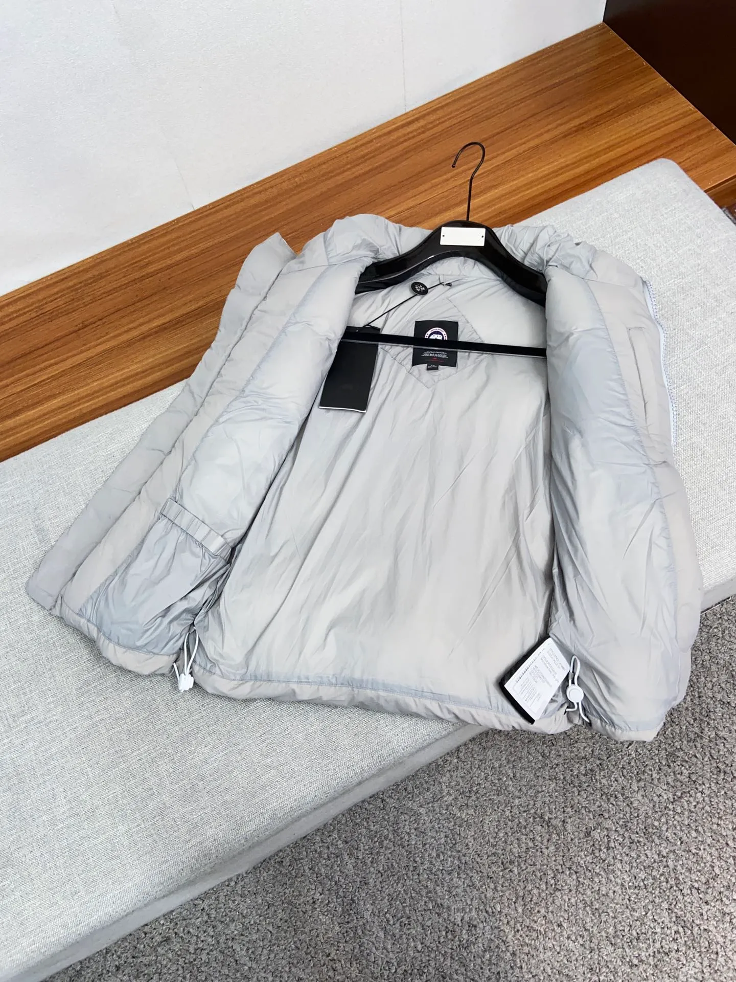 P480 capsule vest original version #𝘾𝘼𝙉𝘼𝘿𝘼 𝙂𝙊𝙊𝙎𝙀/𝙅𝙪𝙣𝙘𝙩𝙞𝙤𝙣 TOP version restore ZP up to 98%‼ ️ CANADA GOOSE/Canada Goose Pastels Pastel Series Everett White Label Vest This versatile Everett vest is a lightweight layering item suitable for wearing in all seasons. It is trimmed in all white and equipped with D-rings for hanging gloves or other daily items when outside. It is ideal for travel and unpredictable weather conditions. The pocket openings and cuff edges are reinforced with CORDURA fabric for durability. The reflective stripes on the back of the collar improve visibility in dim environments, making it the first choice for travel. Size: XS S M L XL XXL Color: Black Melt Water Blue Soft Pink Moonlight Lime